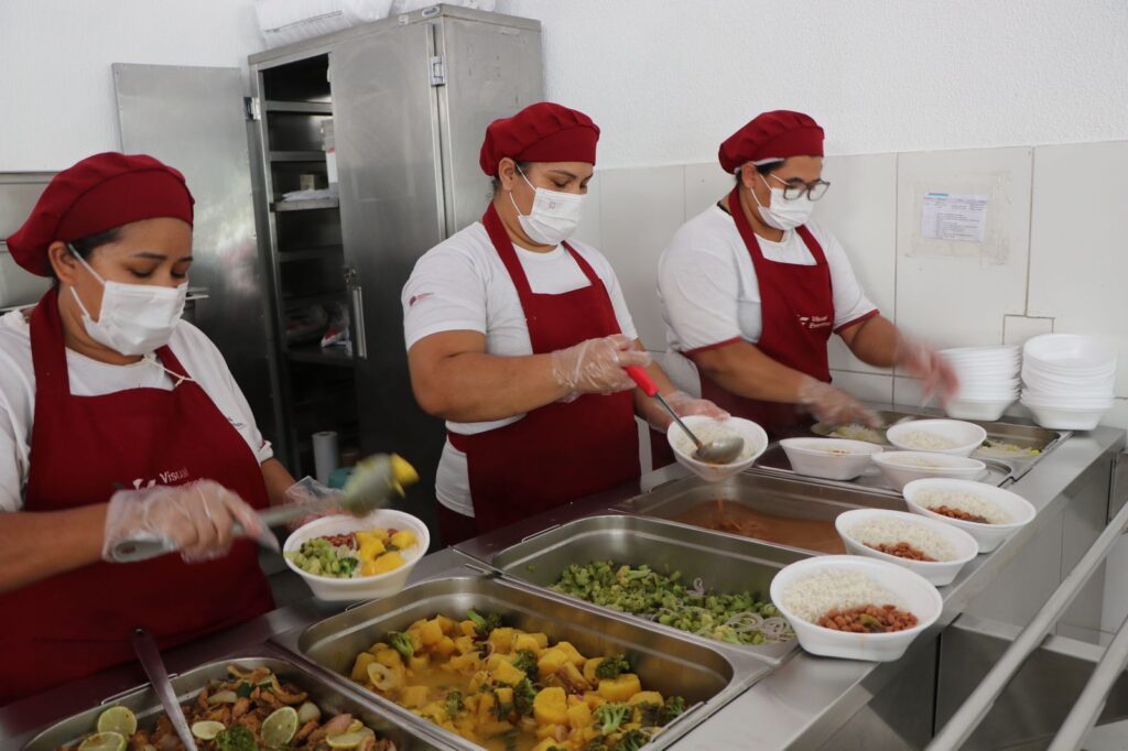 São entregues cerca de mil refeições diárias no almoço, de segunda a sexta-feira, com cardápio variado que inclui até feijoada nas sextas-feiras.